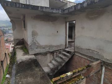 Vendo casa rentera en obra gris en Barrio Lojana de Turismo