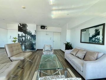 Hermoso Dpto. Con Finos Acabados Y Linda Vista Al Mar Desde El Balcón. Edificio Moderno