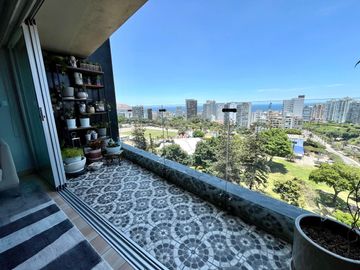 Hermoso Dpto. Con Finos Acabados Y Linda Vista Al Mar Desde El Balcón. Edificio Moderno