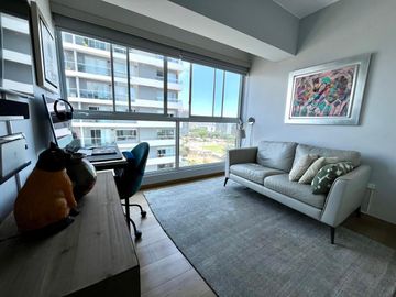 Hermoso Dpto. Con Finos Acabados Y Linda Vista Al Mar Desde El Balcón. Edificio Moderno