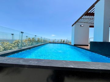 Hermoso Dpto. Con Finos Acabados Y Linda Vista Al Mar Desde El Balcón. Edificio Moderno