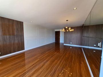 Lindo departamento en San Isidro con vista a calle tranquila 2 hab/1 estudio/2 cocheras/1 depósito/Cuarto y baño de servicio