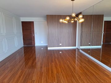 Lindo departamento en San Isidro con vista a calle tranquila 2 hab/1 estudio/2 cocheras/1 depósito/Cuarto y baño de servicio