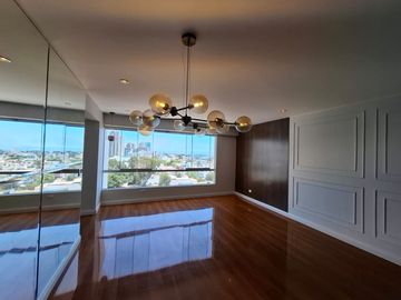 Lindo departamento en San Isidro con vista a calle tranquila 2 hab/1 estudio/2 cocheras/1 depósito/Cuarto y baño de servicio