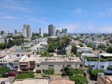 Lindo departamento en San Isidro con vista a calle tranquila 2 hab/1 estudio/2 cocheras/1 depósito/Cuarto y baño de servicio