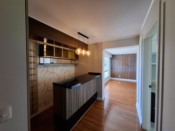 Lindo departamento en San Isidro con vista a calle tranquila 2 hab/1 estudio/2 cocheras/1 depósito/Cuarto y baño de servicio