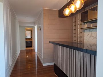 Lindo departamento en San Isidro con vista a calle tranquila 2 hab/1 estudio/2 cocheras/1 depósito/Cuarto y baño de servicio
