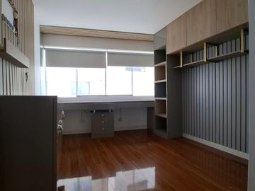 Lindo departamento en San Isidro con vista a calle tranquila 2 hab/1 estudio/2 cocheras/1 depósito/Cuarto y baño de servicio