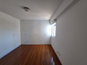 Lindo departamento en San Isidro con vista a calle tranquila 2 hab/1 estudio/2 cocheras/1 depósito/Cuarto y baño de servicio