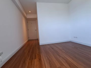 Lindo departamento en San Isidro con vista a calle tranquila 2 hab/1 estudio/2 cocheras/1 depósito/Cuarto y baño de servicio