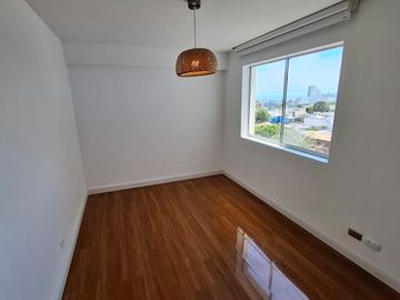 Lindo departamento en San Isidro con vista a calle tranquila 2 hab/1 estudio/2 cocheras/1 depósito/Cuarto y baño de servicio