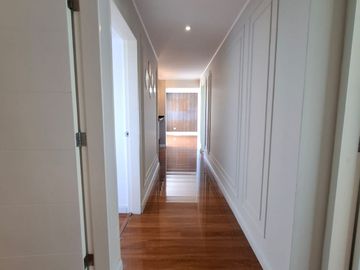 Lindo departamento en San Isidro con vista a calle tranquila 2 hab/1 estudio/2 cocheras/1 depósito/Cuarto y baño de servicio