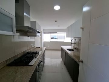 Lindo departamento en San Isidro con vista a calle tranquila 2 hab/1 estudio/2 cocheras/1 depósito/Cuarto y baño de servicio