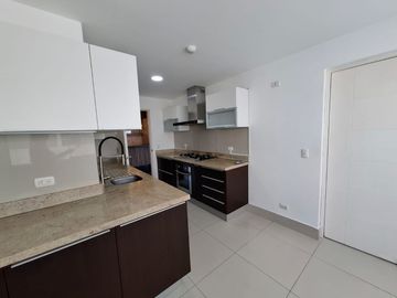Lindo departamento en San Isidro con vista a calle tranquila 2 hab/1 estudio/2 cocheras/1 depósito/Cuarto y baño de servicio