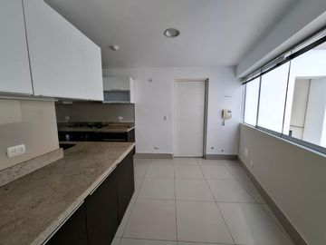 Lindo departamento en San Isidro con vista a calle tranquila 2 hab/1 estudio/2 cocheras/1 depósito/Cuarto y baño de servicio