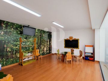 Lindo departamento en San Isidro con vista a calle tranquila 2 hab/1 estudio/2 cocheras/1 depósito/Cuarto y baño de servicio