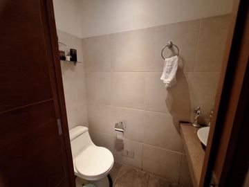 DEPARTAMENTO EN PRIMER PISO DE 129 MTS, 03 DORMITORIOS + SERVICIO