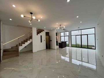 VENDO CASA DE DOS PISOS FRENTE A PARQUE EN LA ALAMAMEDA DE MIRAFLORES COUNTRY CLUB - PIURA