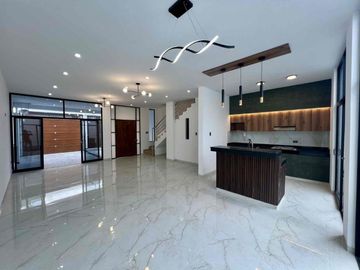 VENDO CASA DE DOS PISOS FRENTE A PARQUE EN LA ALAMAMEDA DE MIRAFLORES COUNTRY CLUB - PIURA