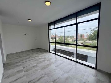 VENDO CASA DE DOS PISOS FRENTE A PARQUE EN LA ALAMAMEDA DE MIRAFLORES COUNTRY CLUB - PIURA