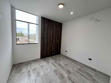 VENDO CASA DE DOS PISOS FRENTE A PARQUE EN LA ALAMAMEDA DE MIRAFLORES COUNTRY CLUB - PIURA