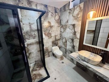 VENDO CASA DE DOS PISOS FRENTE A PARQUE EN LA ALAMAMEDA DE MIRAFLORES COUNTRY CLUB - PIURA