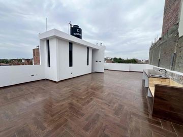 VENDO CASA DE DOS PISOS FRENTE A PARQUE EN LA ALAMAMEDA DE MIRAFLORES COUNTRY CLUB - PIURA