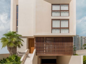 VENTA CASA MODERNA Y LUJOSA EN  PUERTO CANCUN