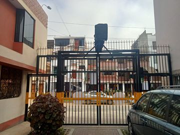Oportunidad Unica Se Vende Terreno + Construccion En Surco Con Parametros Para 3 Pisos