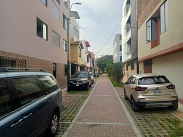 Oportunidad Unica Se Vende Terreno + Construccion En Surco Con Parametros Para 3 Pisos