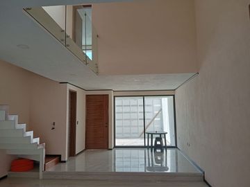CASA EN VENTA AMPLIACIÓN ARBOLEDAS DE LOMA BELLA