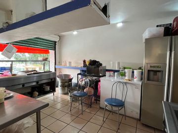 Oportunidad Única: Casa con Local  en Lomas de Atizapán