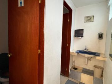 Oportunidad Única: Casa con Local  en Lomas de Atizapán