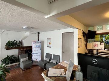 Oportunidad Única: Casa con Local  en Lomas de Atizapán