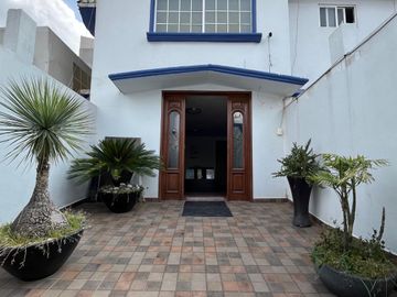 Oportunidad Única: Casa con Local  en Lomas de Atizapán