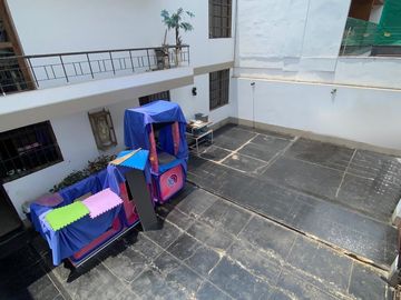 Se Vende Amplia Y Cómoda Casa Como Terreno De 390 M2 En Surco, Paralela A La Av. Ramon Castilla
