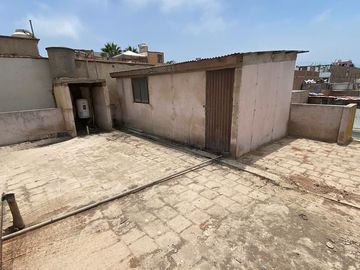 Se Vende Amplia Y Cómoda Casa Como Terreno De 390 M2 En Surco, Paralela A La Av. Ramon Castilla