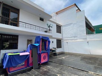 Se Vende Amplia Y Cómoda Casa Como Terreno De 390 M2 En Surco, Paralela A La Av. Ramon Castilla
