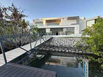 CASA EN VENTA CON MUELLE PROPIO