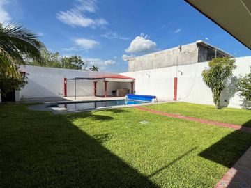 ¡Amplia Residencia con Alberca, Jardín y Seguridad Privada en Cuernavaca! 🌴🏡