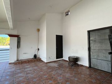¡Amplia Residencia con Alberca, Jardín y Seguridad Privada en Cuernavaca! 🌴🏡