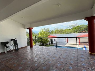 ¡Amplia Residencia con Alberca, Jardín y Seguridad Privada en Cuernavaca! 🌴🏡