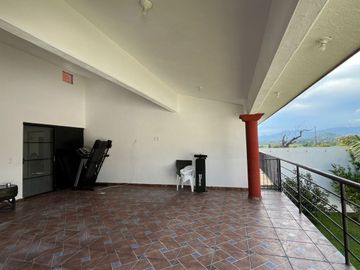 ¡Amplia Residencia con Alberca, Jardín y Seguridad Privada en Cuernavaca! 🌴🏡
