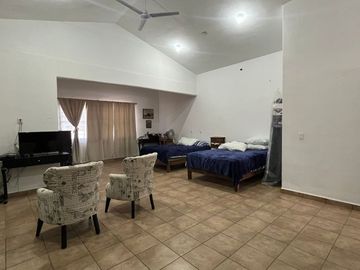 ¡Amplia Residencia con Alberca, Jardín y Seguridad Privada en Cuernavaca! 🌴🏡