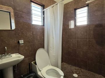¡Amplia Residencia con Alberca, Jardín y Seguridad Privada en Cuernavaca! 🌴🏡
