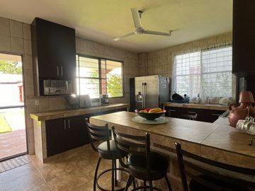 ¡Amplia Residencia con Alberca, Jardín y Seguridad Privada en Cuernavaca! 🌴🏡
