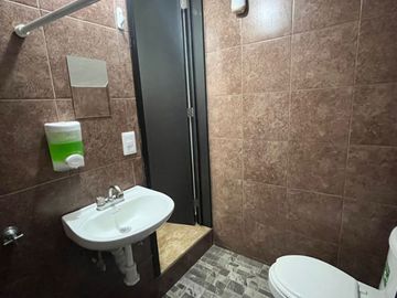 ¡Amplia Residencia con Alberca, Jardín y Seguridad Privada en Cuernavaca! 🌴🏡