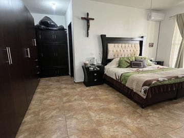 ¡Amplia Residencia con Alberca, Jardín y Seguridad Privada en Cuernavaca! 🌴🏡
