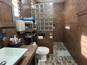¡Amplia Residencia con Alberca, Jardín y Seguridad Privada en Cuernavaca! 🌴🏡