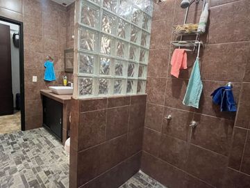 ¡Amplia Residencia con Alberca, Jardín y Seguridad Privada en Cuernavaca! 🌴🏡